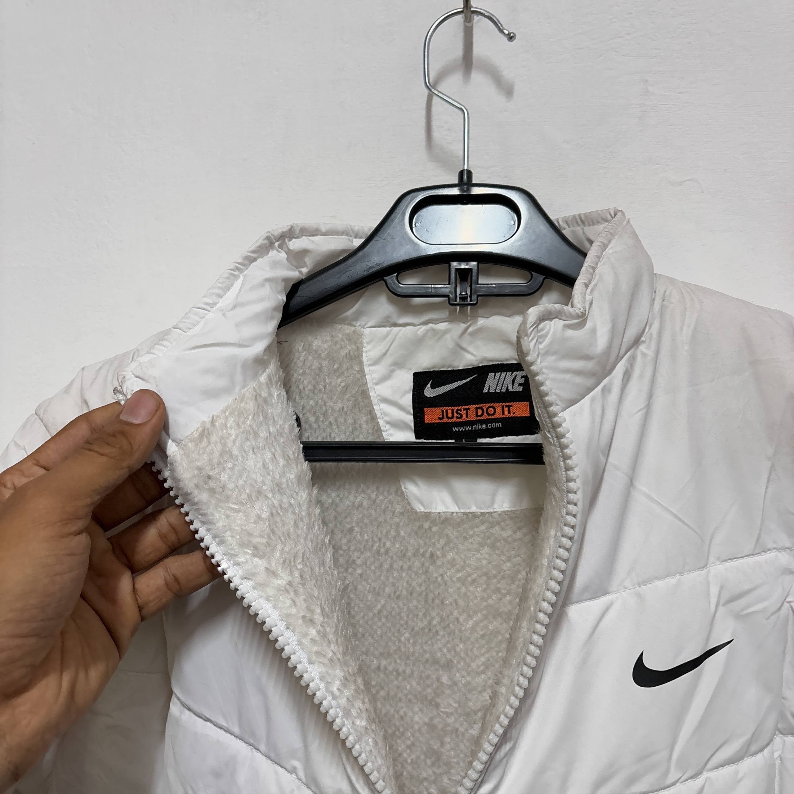 NIKE WHITE PUFFER