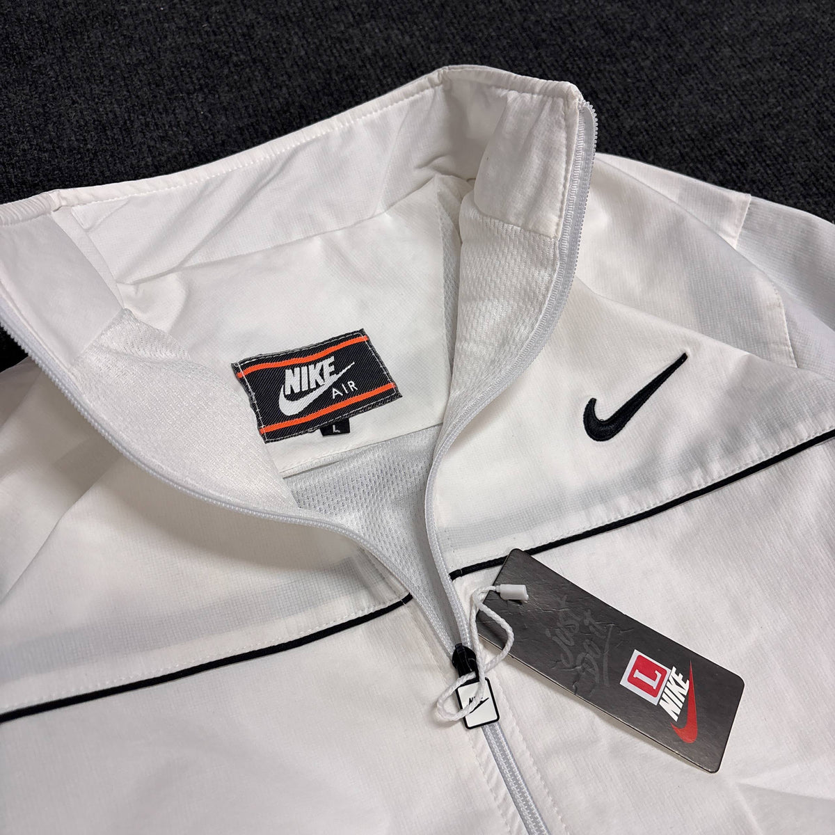 NIKE WHITE PREMIUM JACKET