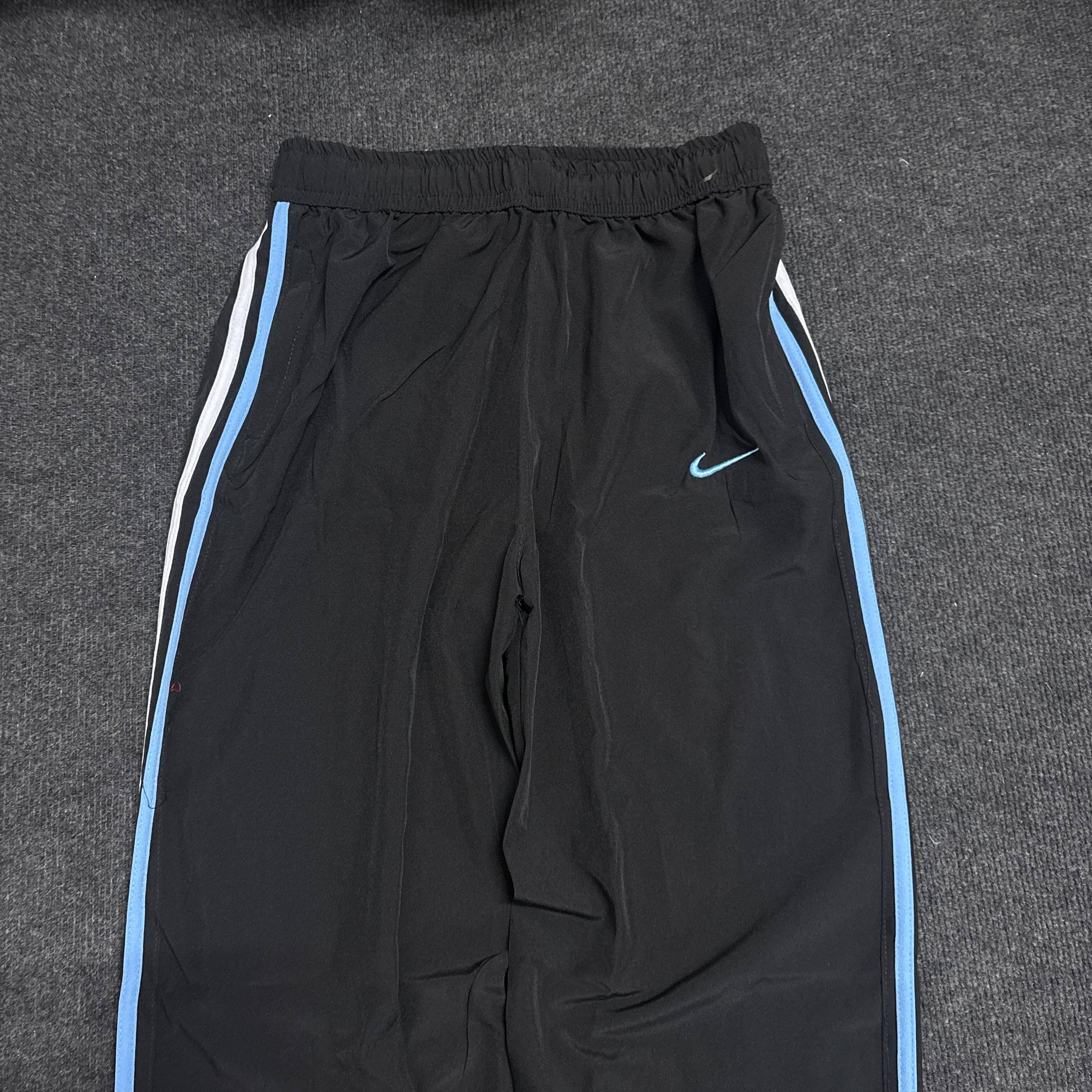 BLACK NIKE TRACK